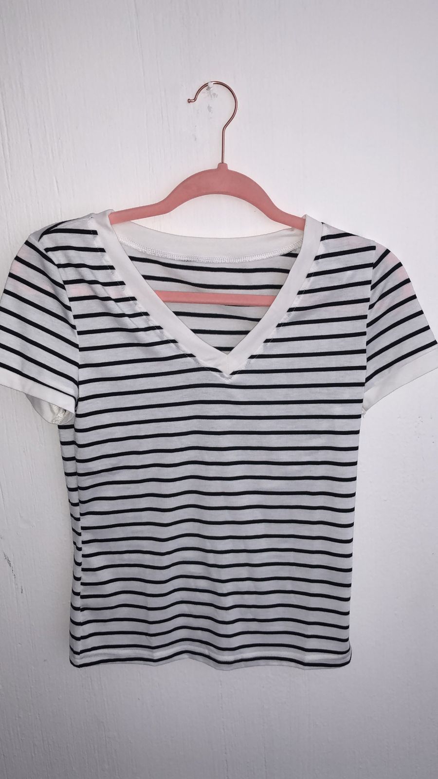 BLUSA ESCOTE V DE RAYAS BLANCAS Y NEGRAS