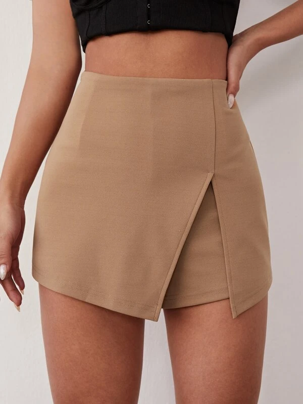 SHORT DE TELA COLOR BEIGE TALLA M