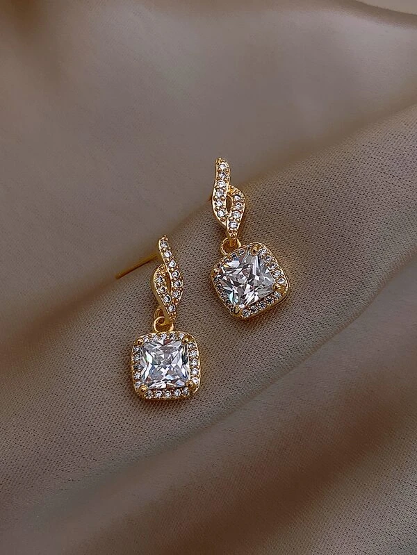 ARETES CON DIAMANATE CUADRADO