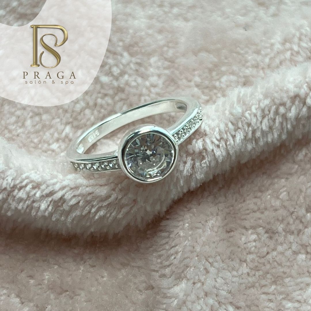 ANILLO CON DIAMANTE PEQUEÑO EN FORMA DE CIRCULO