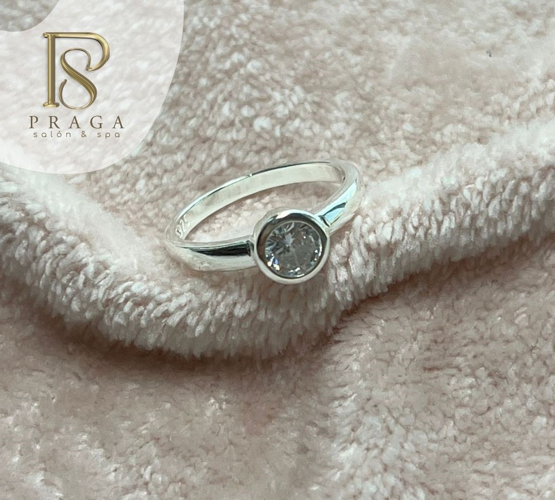 ANILLO CON DIAMANTE PEQUEÑO EN FORMA DE CIRCULO